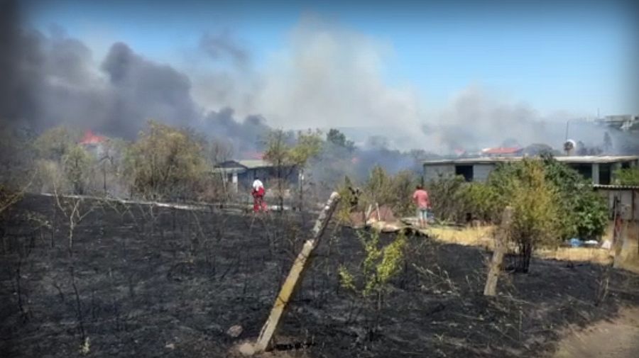 Около 30 вили и постройки изгоряха в огромен пожар край Бургас